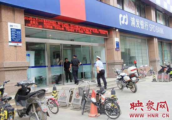 民警趕到現(xiàn)場了解情況。