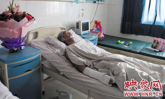 梁亮顱骨骨折、右胳膊肌腱被砍斷,手指受傷。