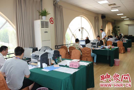 高招錄取現(xiàn)場錄檢組工作人員正在緊張工作中。