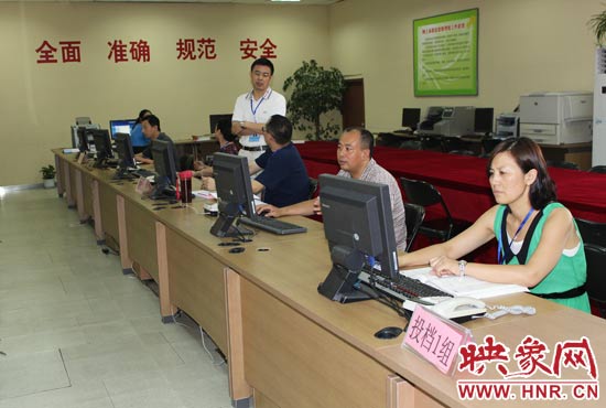 今年我省高招錄取工作正在平穩(wěn)正常開(kāi)展，圖為投檔組工作人員。