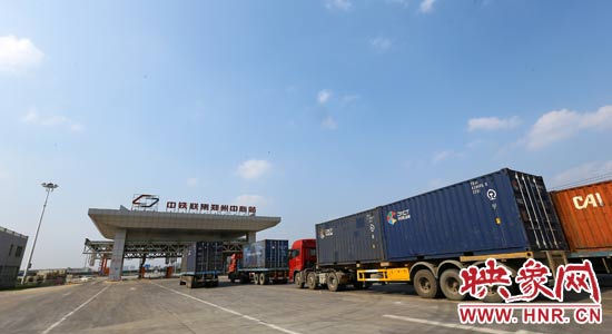 一頭連著生產(chǎn)，一頭牽著消費，現(xiàn)代物流業(yè)成為經(jīng)濟(jì)運行的血脈。 段晉哲/攝