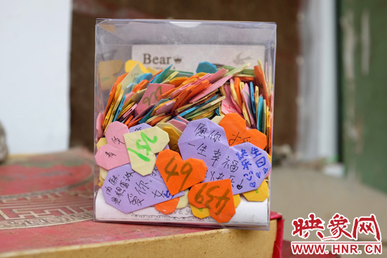 王書佳的床邊放著一個(gè)玻璃瓶子，里面是521顆紙心，是生日的時(shí)候同宿舍的朋友送給她的。