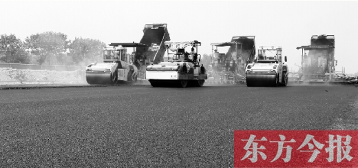 鄭州通航試驗(yàn)區(qū)上街機(jī)場(chǎng)的改擴(kuò)建工程正在緊張施工，寬闊的跑道已經(jīng)基本竣工