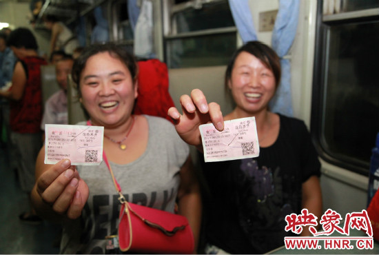 進(jìn)疆棉農(nóng)展示前往烏魯木齊的車(chē)票。