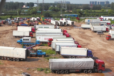 抓賭前，處警民警就藏身在這些廂式貨車內(nèi)。