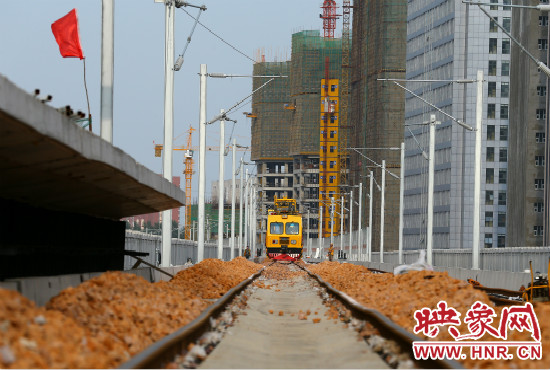 工程車在鋪好的軌道上忙碌不停。