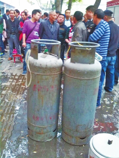 這兩個(gè)大塊頭沒事，眾人懸著的心平靜下來。