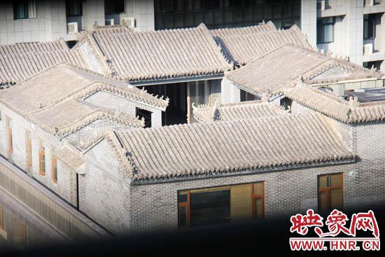 這座建筑里面的裝修奢華考究，門窗和吊頂均為紅木。