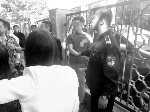 外籍男子(右二)已被抓住 目擊者/供圖 外籍男子(右二)已被抓住 目擊者/供圖