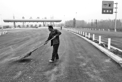 記者昨日探訪(fǎng)鄭州市南三環(huán)高速收費(fèi)站 記者昨日探訪(fǎng)鄭州市南三環(huán)高速收費(fèi)站