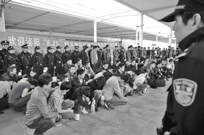 泌陽警方打掉特大電信詐騙團(tuán)伙 從廣東押回嫌犯92人 泌陽警方打掉特大電信詐騙團(tuán)伙 從廣東押回嫌犯92人