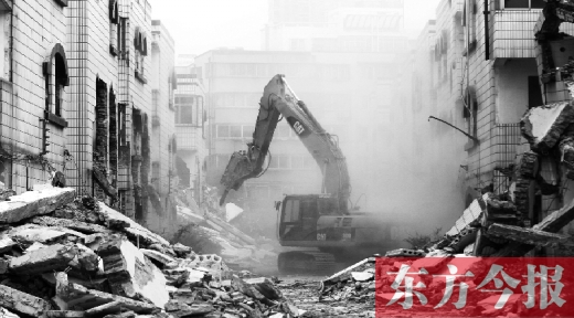 昨日，鄭州市棗莊社區(qū)拆遷現(xiàn)場，揚(yáng)塵漫天，附近居民叫苦不迭