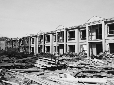 別墅群現(xiàn)場，工人正在施工，部分建筑已經(jīng)封頂。