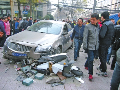 鄭州電動(dòng)車剮蹭轎車逃逸 轎車"暴走"逆行追擊將其撞廢 鄭州電動(dòng)車剮蹭轎車逃逸 轎車"暴走"逆行追擊將其撞廢