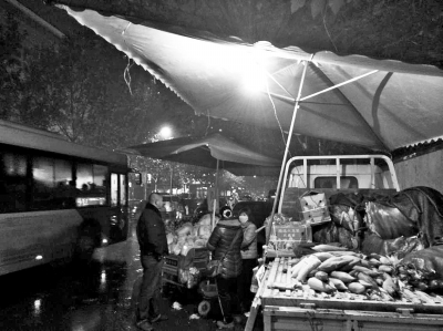 馬路上的公交車(chē)與占道經(jīng)營(yíng)的小貨車(chē)“擦身而過(guò)” 馬路上的公交車(chē)與占道經(jīng)營(yíng)的小貨車(chē)“擦身而過(guò)”