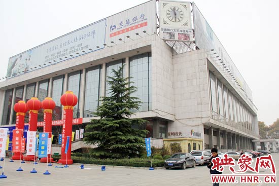 11月28日，記者從鄭州市政府獲悉，河南省人民會堂決定拆除違法存在10多年的巨型樓頂廣告。