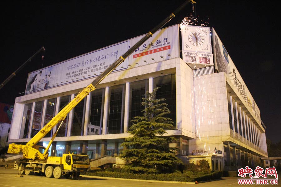 21點50分，切割機開始對中間最小的一塊牌進行切割。頂著“呼呼”的寒風，巨大廣告牌上火花四濺。