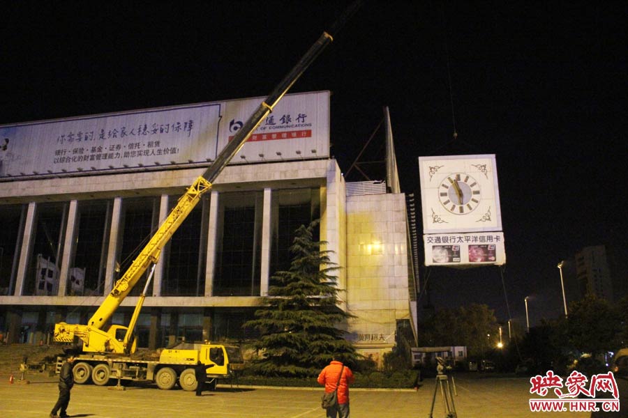 23點左右，位于樓頂東南角的第一塊牌被卸掉。