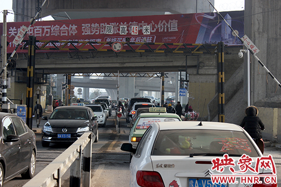 金水路沙口路交叉口的車(chē)流 金水路沙口路交叉口的車(chē)流