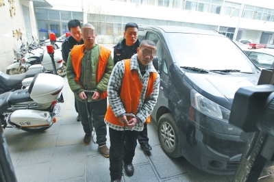 倆刑釋男子，冒充“富二代”，微信搜附近的人，專搶出入娛樂(lè)場(chǎng)所女性