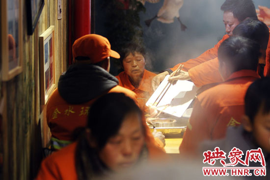 鄭州黃河路衛(wèi)生路附近一家火鍋店，宴請130名環(huán)衛(wèi)工人吃火鍋。