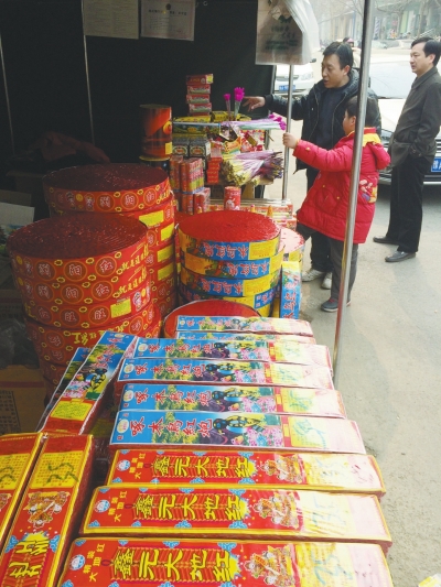 一家鞭炮攤兒前，只有少數(shù)人駐足購買。