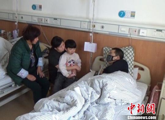 　一家4口在病房里團(tuán)聚過年。