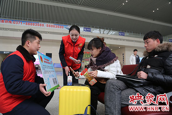 邀請(qǐng)旅客掃二維碼參加活動(dòng)。