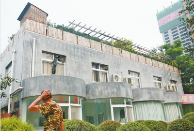 一樓是公廁，綠化后的樓頂開了個(gè)露天燒烤攤