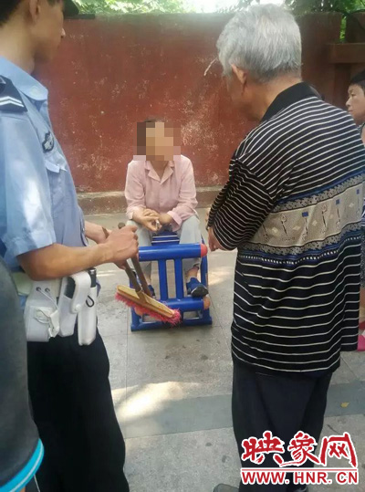 老太當(dāng)時(shí)坐在健身器材上做仰臥起坐，說環(huán)衛(wèi)工人影響她鍛煉身體了，便開始謾罵環(huán)衛(wèi)工人。