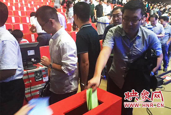 專家、評(píng)委、全局干部職工代表現(xiàn)場投票。