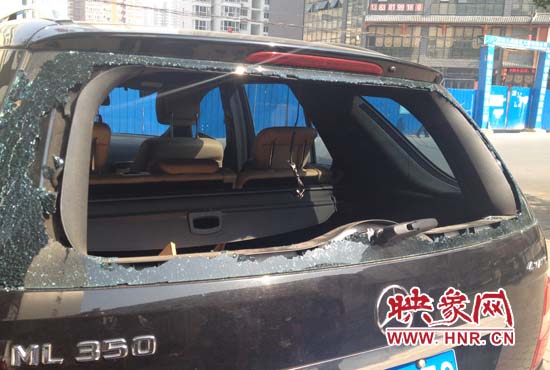 奔馳車夜停路邊被砸，損失萬元以上