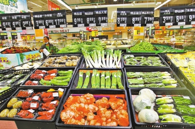 一市民在鄭州一家超市選購蔬菜 一市民在鄭州一家超市選購蔬菜