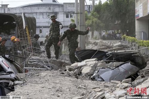 10月15日，菲律賓中部地區(qū)發(fā)生7.2級地震，災(zāi)情持續(xù)擴(kuò)大，菲官方稱地震已造成宿務(wù)、保和等省份數(shù)十人遇難，數(shù)百人受傷，大批建筑物受損。圖為菲律賓軍方在搜救被困者。