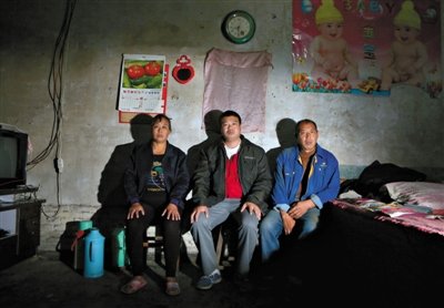 10月18日，自鋸病腿的鄭艷良所在的保定市清苑縣東臧村，有多家農(nóng)戶大病難醫(yī)，村民王新建（中）得了白血