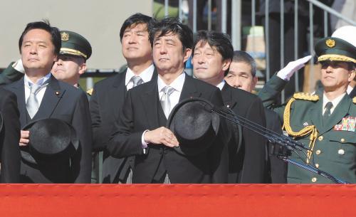 　27日上午，日本首相安倍晉三在琦玉縣的自衛(wèi)隊(duì)朝霞訓(xùn)練場出席陸上自衛(wèi)隊(duì)年度閱兵式
