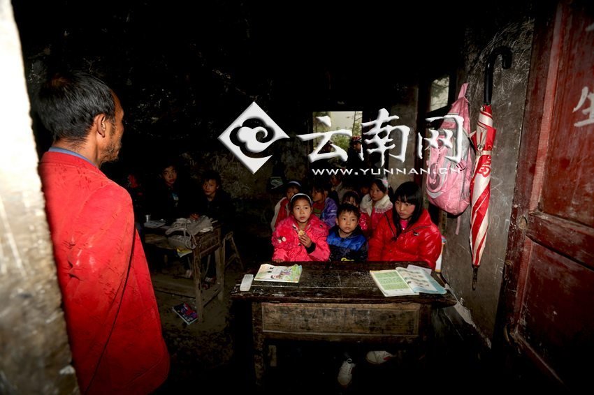 小學(xué)里只有兩個(gè)班，大點(diǎn)的孩子無(wú)法升入高年級(jí)，只得從一年級(jí)再讀起，就像復(fù)讀機(jī)。