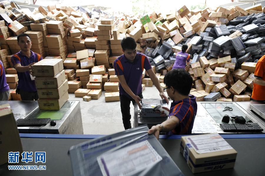 11月11日，在圓通公司廣州一處分揀站，工作人員加緊掃描快件。