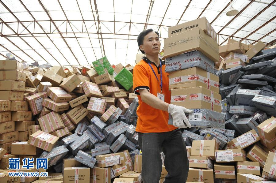 　11月11日，在圓通公司廣州一處分揀站，工作人員加緊處理堆積如山的快件。