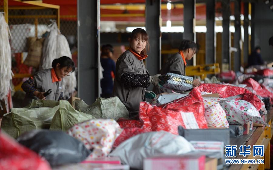 11月11日，一家快遞公司的工作人員正在分揀快件。