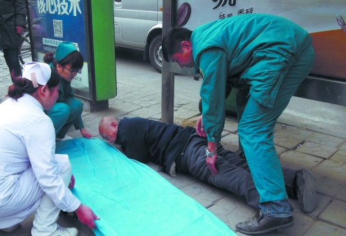 鄭州老人倒地?zé)o人敢扶 多人守候等救護(hù)車(chē) 鄭州老人倒地?zé)o人敢扶 多人守候等救護(hù)車(chē)