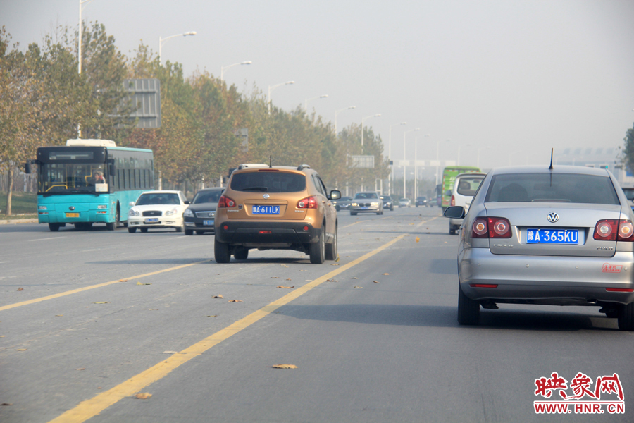 獨家:記者走訪鄭開大道 已放置數(shù)百個水泥隔離樁 獨家:記者走訪鄭開大道 已放置數(shù)百個水泥隔離樁