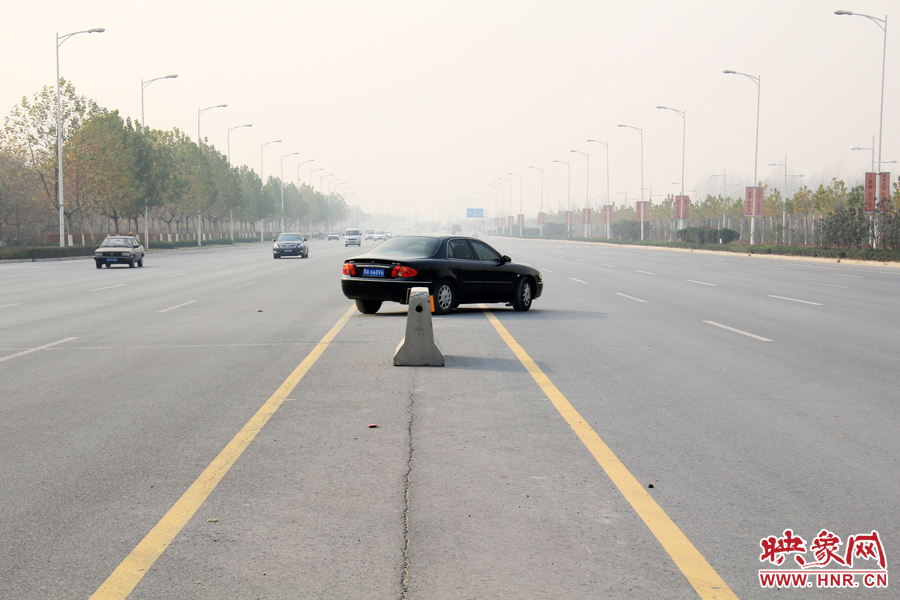 獨家:記者走訪鄭開大道 已放置數(shù)百個水泥隔離樁 獨家:記者走訪鄭開大道 已放置數(shù)百個水泥隔離樁