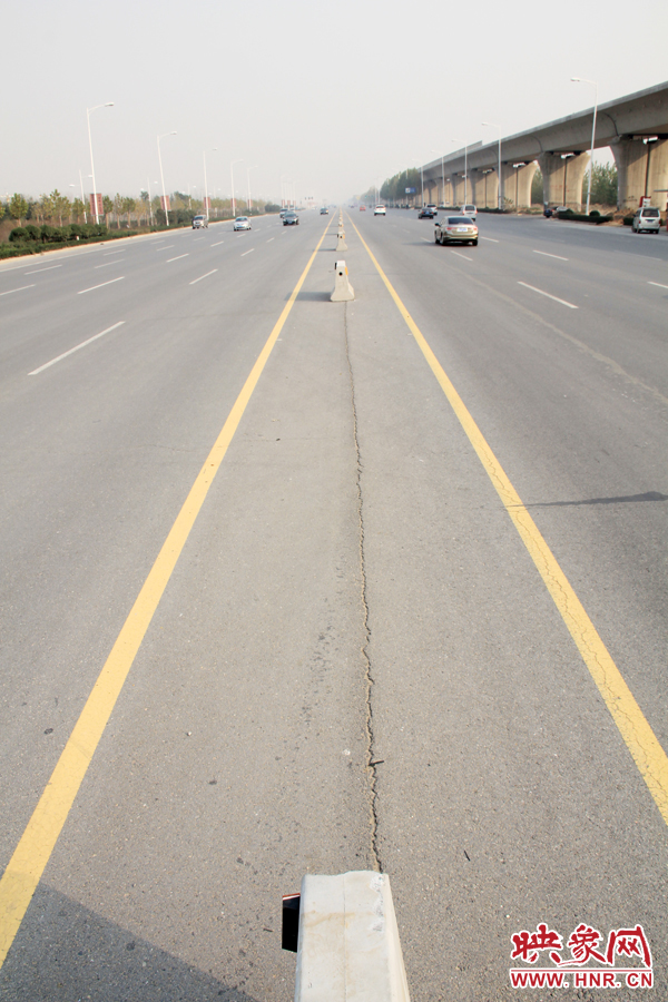 獨家:記者走訪鄭開大道 已放置數(shù)百個水泥隔離樁 獨家:記者走訪鄭開大道 已放置數(shù)百個水泥隔離樁