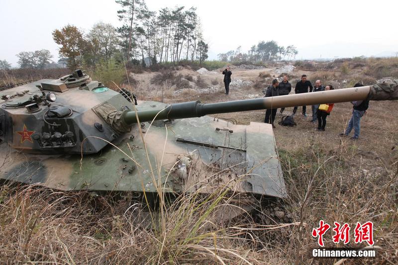 12月4日，浙江臺州，人們在坦克前圍觀。