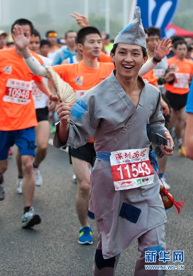 12月8日，一名選手身著“濟公”服裝參加比賽。