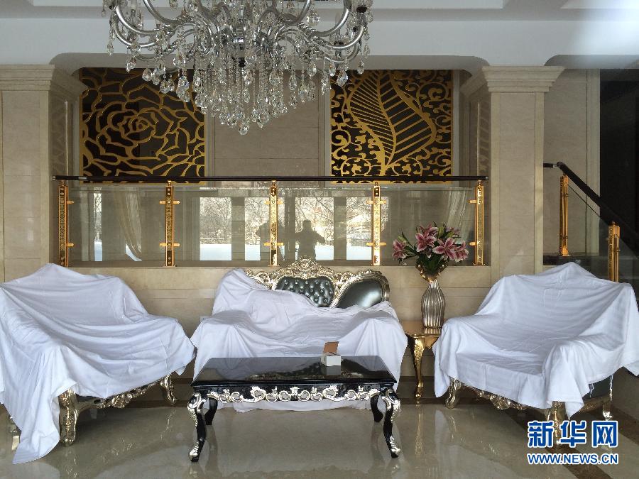 鏡泊湖畔麗日山莊里的豪華沙發(fā)（2013年12月9日攝）。新華社記者程子龍攝