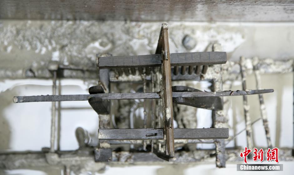 圖為蜀錦織機(jī)仿真蜀錦織機(jī)，為我國唯一有出土單位、完整保存的織機(jī)模型。