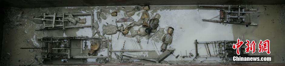 圖為考古現(xiàn)場發(fā)現(xiàn)保存完整的織機(jī)模型。