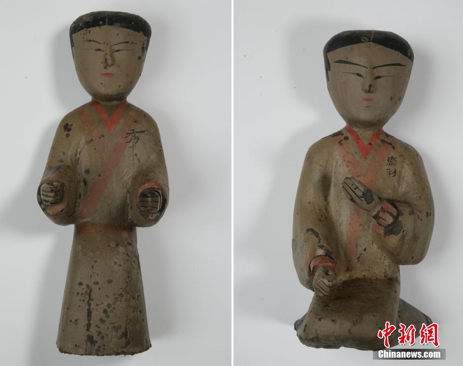 圖為出土的彩繪木俑。